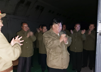 핵탑재 가능 2000km 순항미사일 2발 발사…김정은 지도