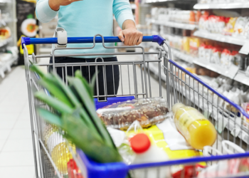 지갑 닫는 소비자들 “무슨 일 생길지 불안”..필수품 아니면 안 사