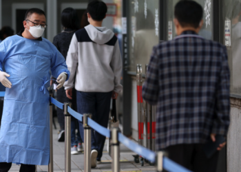 코로나 하루평균 확진자, 한달 동안 40만 중반대 맴돌아