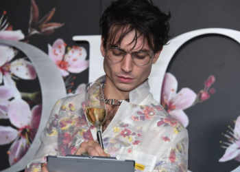 할리웃 배우 에즈라 밀러 ‘주거침입, 절도 혐의’ ” 26년형 위기”