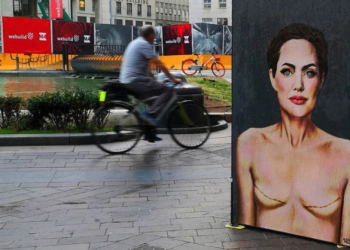 가슴 절제한 안젤리나 졸리 벽화, 밀라노 광장에 등장