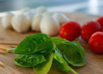 “지중해식 식단에 ‘이것’ 더하면 내장지방 감소 3배”