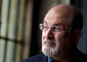 뉴욕 강연 흉기 피습 ‘악마의 시’ 루슈디, 한쪽 눈 실명