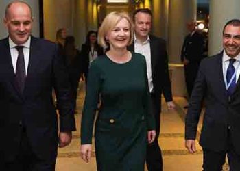 “트러스 영국 총리, 정책 실패 넘어 신뢰도 추락” NYT