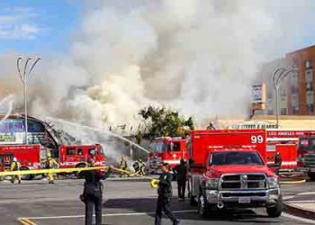 밴 나이스 상가 화재.. 로봇 소방대원이 진화