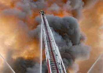 의류상가 인근 건물 큰 화재, 인근 전면차단(영상)