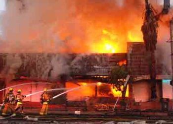 노스할리웃 지역 12곳 동시다발 화재…그리스 식당 건물 전소