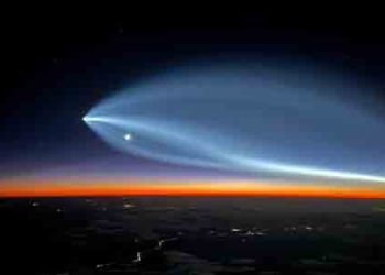 스페이스X 팰컨 로켓이 만든 기묘한 광경