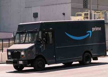 아마존 배달트럭, 프리우스와 충돌…상대 운전자 사망