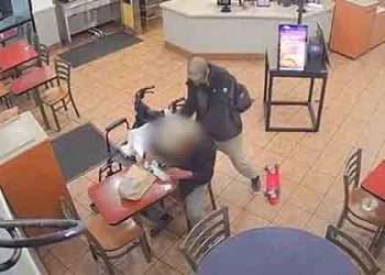 흉기 괴한, LA 타코벨서 80대 장애노인 이유없이 공격(영상)