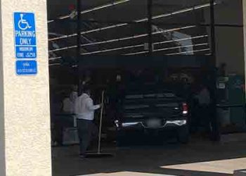 ‘브레이크 착각’ 70대 운전자, 마켓으로 돌진