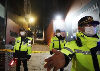 NYT “BTS 공연에도 1300명 경찰 배치…이태원엔 137명만” 비판