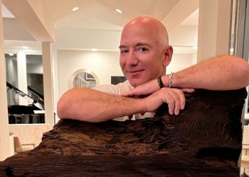 “화장실도 못간 채 14시간 노동, 인종차별까지”…베조스, 전 가사도우미에 피소