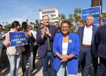 “배스 후보, 30년전 한인 비하 발언 발목”   LA매거진 “한인노년층, 카루소 기울어”
