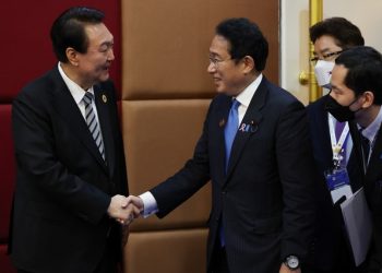 기시다 “한일 정상, 강제징용 등 현안 조기해결 일치”