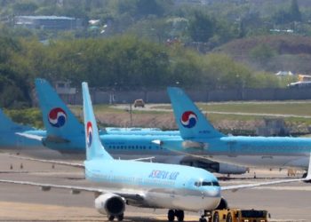 대한항공∙아시아나 합병심사유보 “독과점 해소하라”