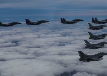 북, 마하22 속도 ICBM 발사..F-35 편대 출격