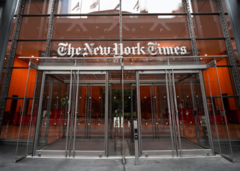 뉴욕타임스에 흉기 괴한, 정치부 기자 면담 요구