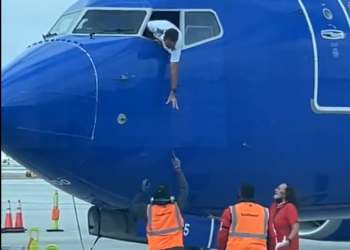 롱비치 활주로 이륙직전 항공기에 휴대폰 전달(영상)