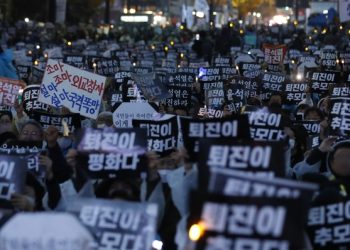 “윤 퇴진”, “이재명 구속” 갈라진 세종로..진보·보수 맞불 집회