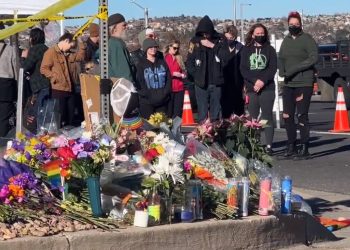 동성애자 클럽서 총기난사.. 춤추던 남녀 30명 참변, 범인은 22세 백인