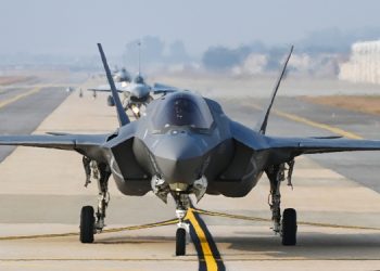 KF-16 1대 엔진 이상 추락…”비상탈출 조종사 무사”