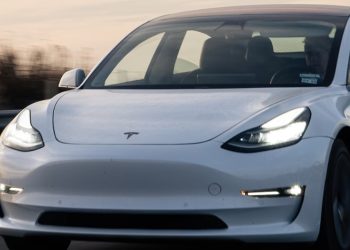 테슬라 또 리콜 32만1000대..올 미국서 370만대 리콜