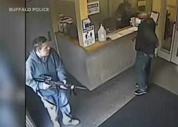 비무장 경비원, 돌격소총 강도 맨손제압(영상)