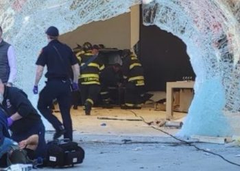 매사추세츠주 애플스토어 차량 돌진…17명 사상