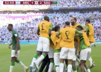 메시 ‘아…’ 기적 앞에 무릎 꿇었다 사우디, 2-1 역전승..최대 이변