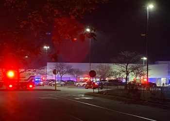 월마트서 또 총기난사, 총격범은 매니저 …’10명 미만’ 사망..희생자 수색 중