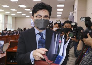 “파도 밀려나면 누가 바지 벗고 수영했는지 안다”