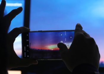 스마트폰·PC에 혹사당하는 눈’젊은 노안’ 되지 말자[알아봅시다]