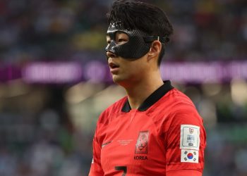 흘러내리던 손흥민 완장, 가나전부터 새 완장 찬다