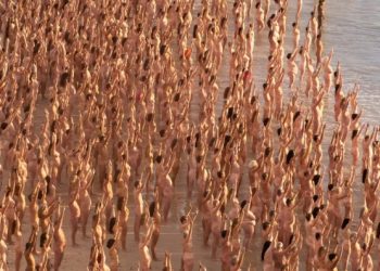 본다이 비치 해변에 남녀 2500명 알몸 왜?