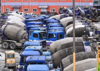 물류마비 한국, ‘업무개시명령’ 첫 발동…화물연대 “노동 계엄령” 반발