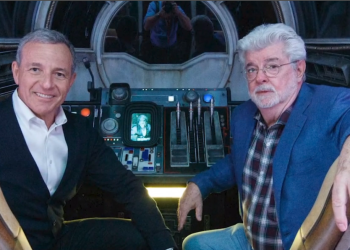 디즈니 복귀한 아이거 “스트리밍 수익성 개선…고용동결 유지”