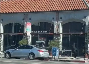 라브레아 베이커리 앞 대낮 노상 복면강도(영상)