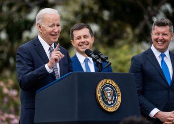 현직 최초 80세 대통령 바이든, 민주당 내에서 퇴진론 모락모락