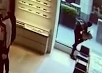 루이비통 가방 들치기…투명유리창에 ‘쾅’실신(영상)