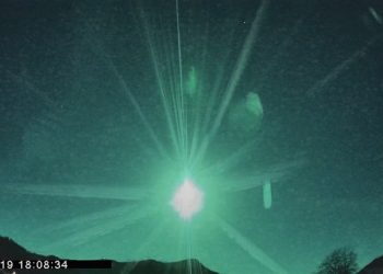 “토르 왔나?” 의문의 녹색 섬광에 화들짝(영상)