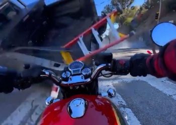 말리부서 렉서스 도난차량, 신호대기 오토바이 덮쳐(영상)