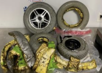 휠체어 여성, 알고보니 코카인 밀수범..바퀴에 13kg