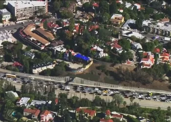 (1보) 강제퇴거 세입자 SWAT팀과 무장대치…101Fwy 폐쇄, 교통대란