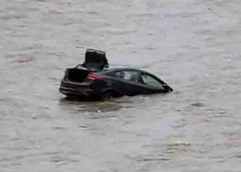 불어난 LA리버 강물에 차량 휩쓸려 둥~둥(영상)