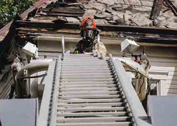 리버사이드 화재 난 주택서 타살 시신 3구 발견.