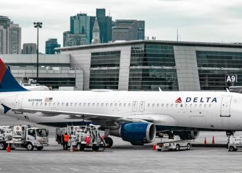 “총 든 직원이 와서 쫓아낼 것” 델타 여승무원, 윌체어 기다리는 승객 협박(영상)