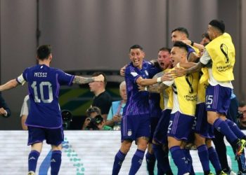 ‘도하의 기적’ 아르헨에 지고도 16강행..멕시코 탈락