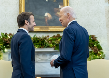 바이든, 프랑스에 IRA 결함 인정…수정 가능성 시사