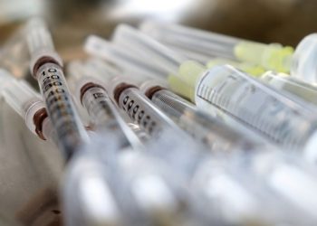 ‘백신반대’ 간호사, 70세 이상 노인 8600명에  백신 대신 식염수 주사